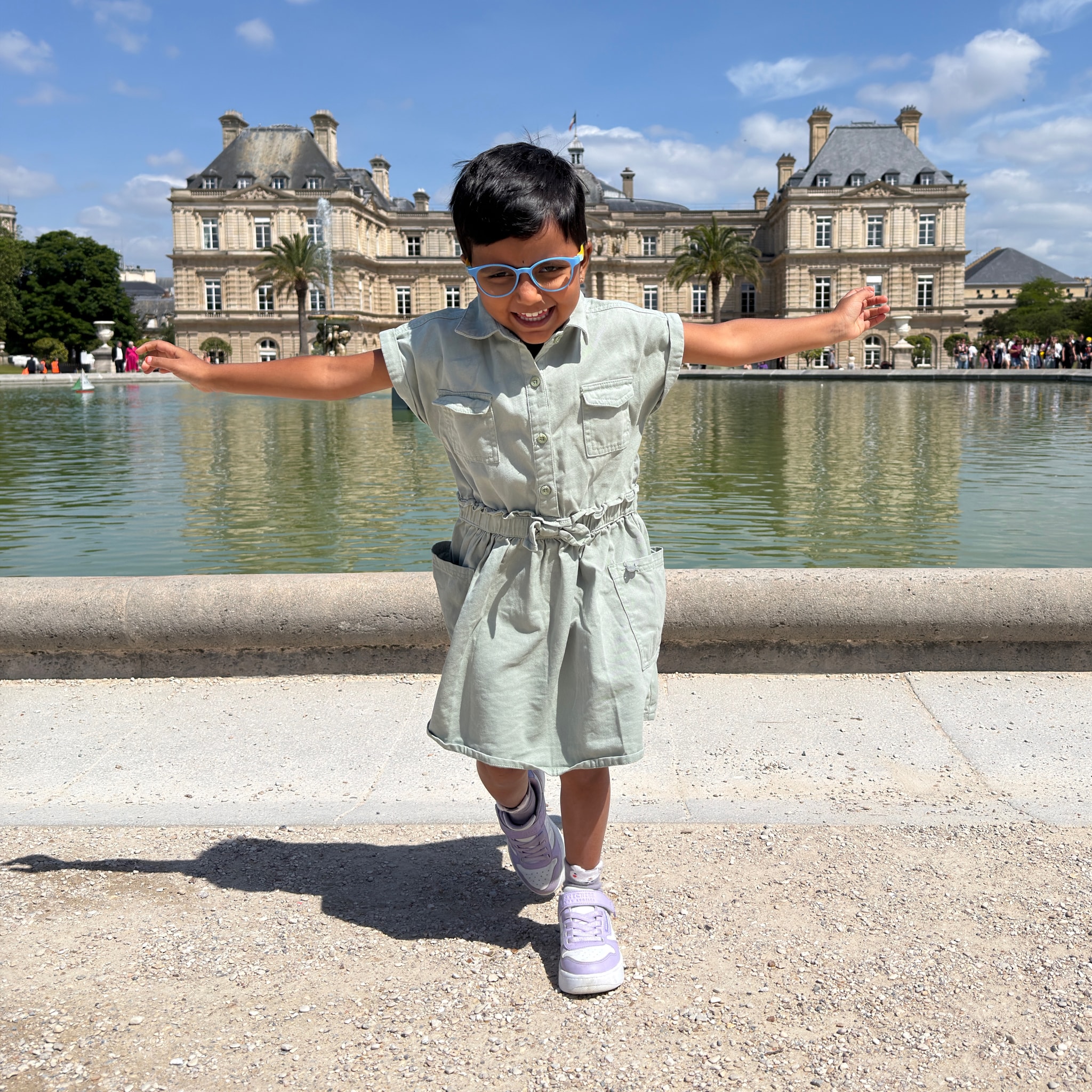 Sakthi, dị afọ ise, gbasapụrụ ogwe aka ya na-agba ọsọ, na-achị ọchị, n'ihu Ụlọ Eze Luxembourg na Paris.